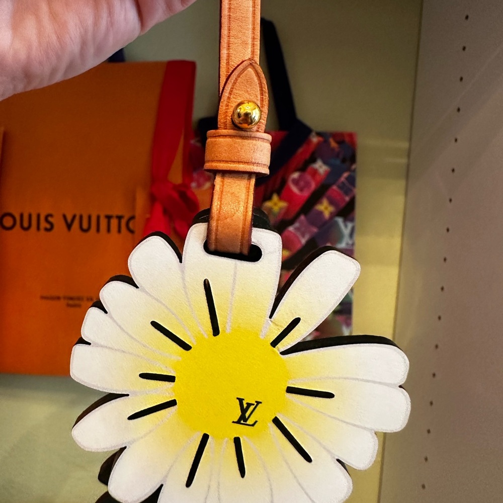 SOLD❤️Authentic Louis Vuitton By The Pool Leather Flower Bag Charm - Picture 7 of 9
